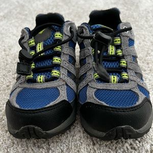 Columbia Redmond water proof hiking shoe (little boy)size 10